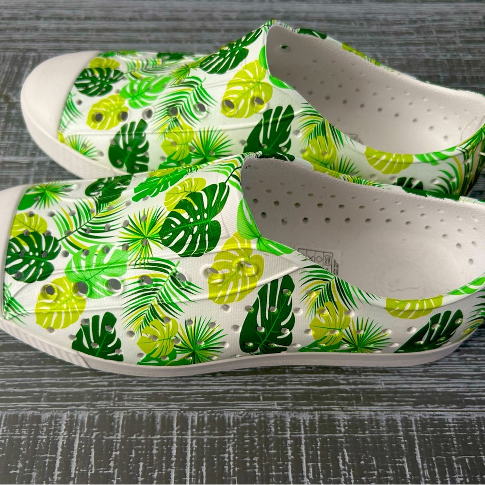 Native picnic foliage  🌴 shoes